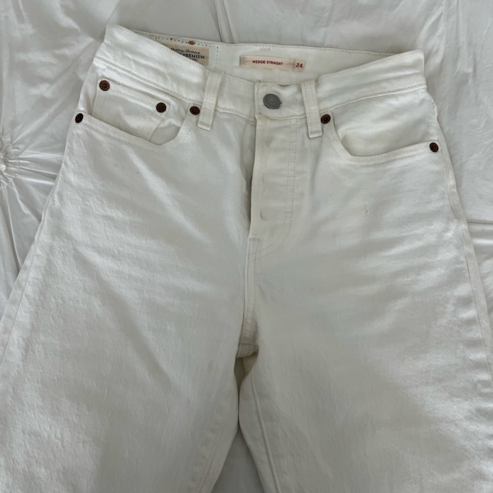 LEVI’S WEDGIE STRAIGHT FIT JEANS